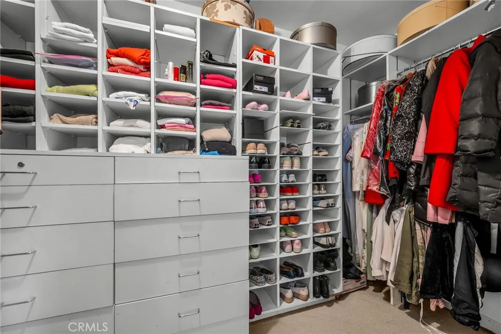 18423 Linnet Tarzana, CA 91356