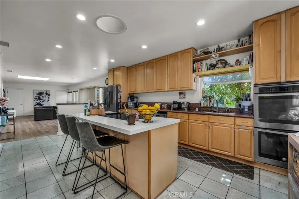 18423 Linnet Tarzana, CA 91356