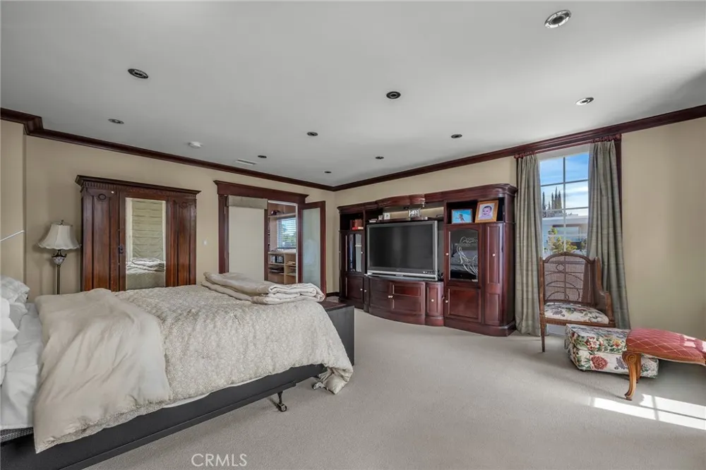 18423 Linnet Tarzana, CA 91356