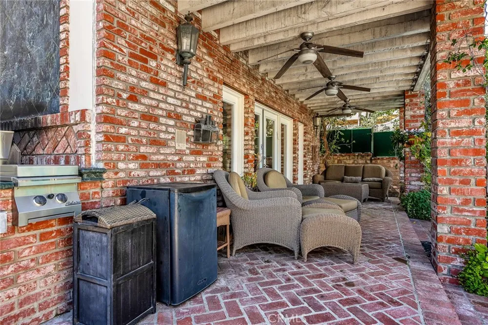 18423 Linnet Tarzana, CA 91356