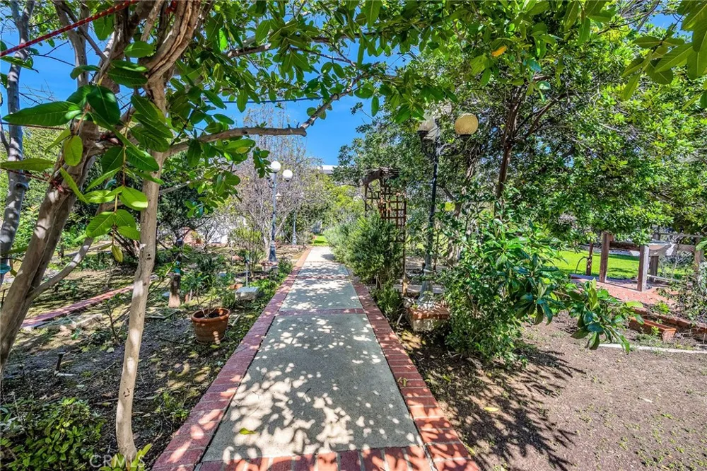 18423 Linnet Tarzana, CA 91356