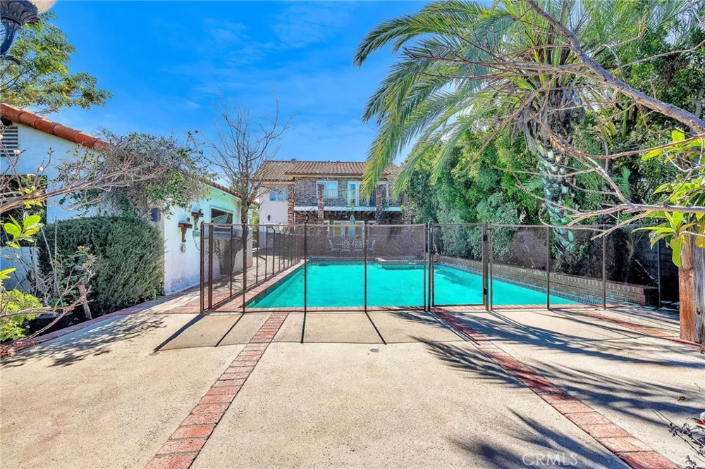 18423 Linnet Tarzana, CA 91356