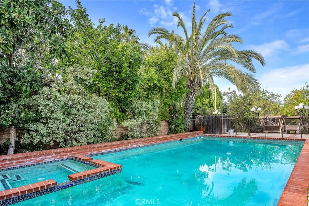 18423 Linnet Tarzana, CA 91356