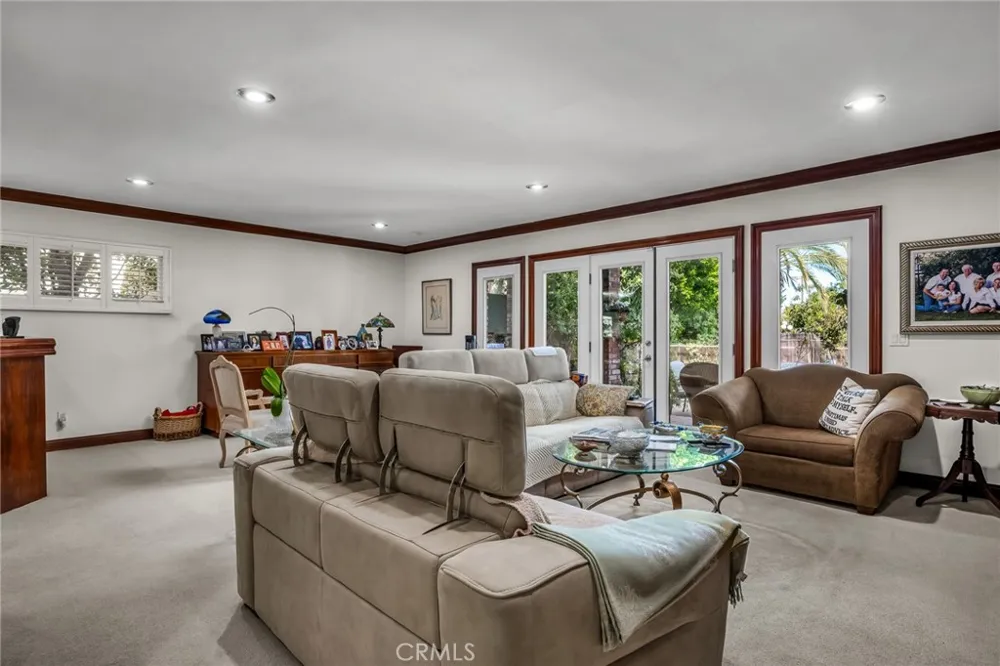 18423 Linnet Tarzana, CA 91356