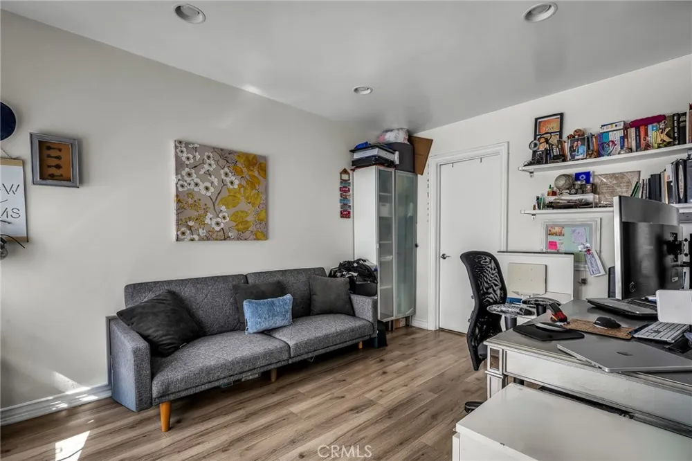 18423 Linnet Tarzana, CA 91356