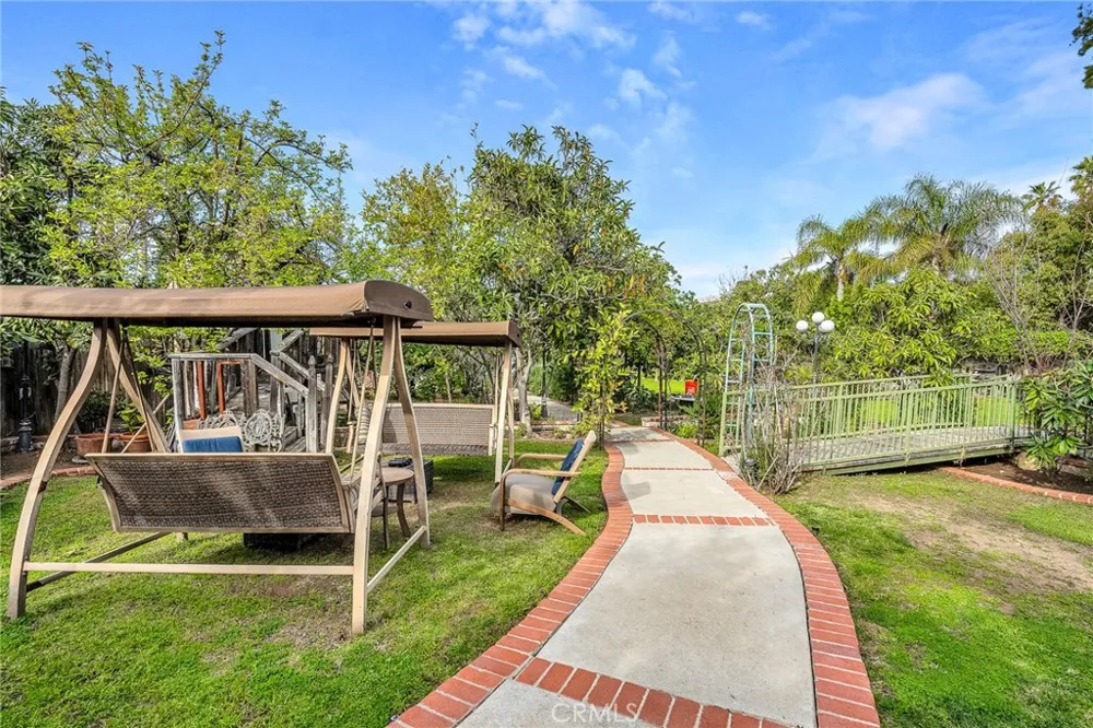 18423 Linnet Tarzana, CA 91356