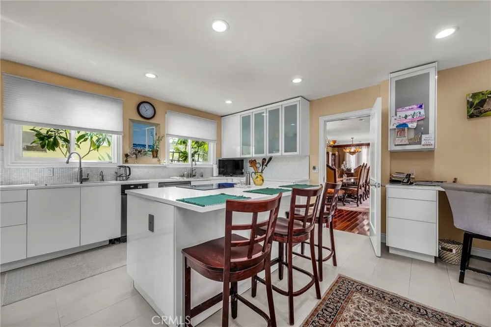 18423 Linnet Tarzana, CA 91356