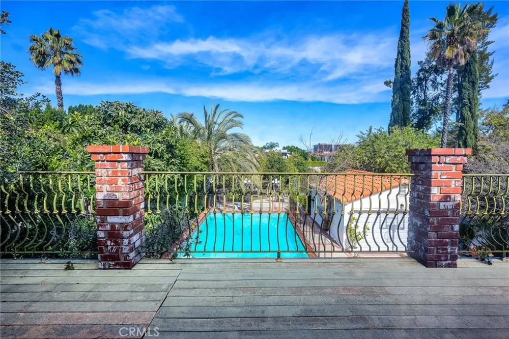 18423 Linnet Tarzana, CA 91356