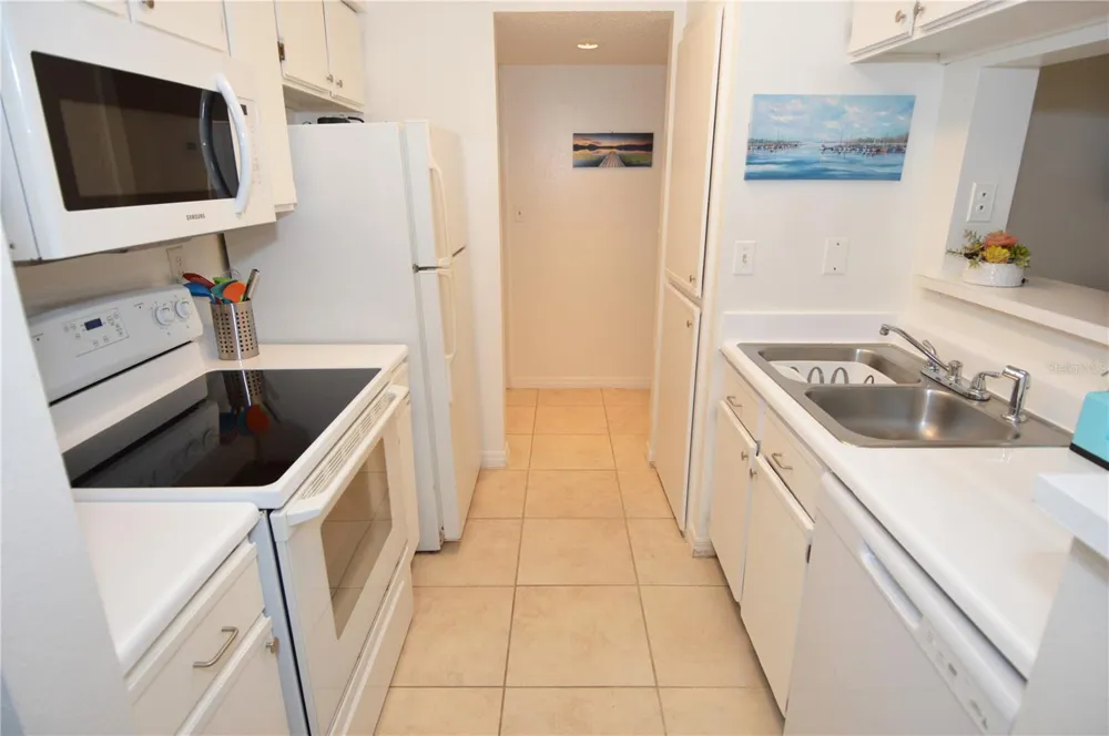8625 MALLARD RESERVE DRIVE #101 Tampa, FL 33614