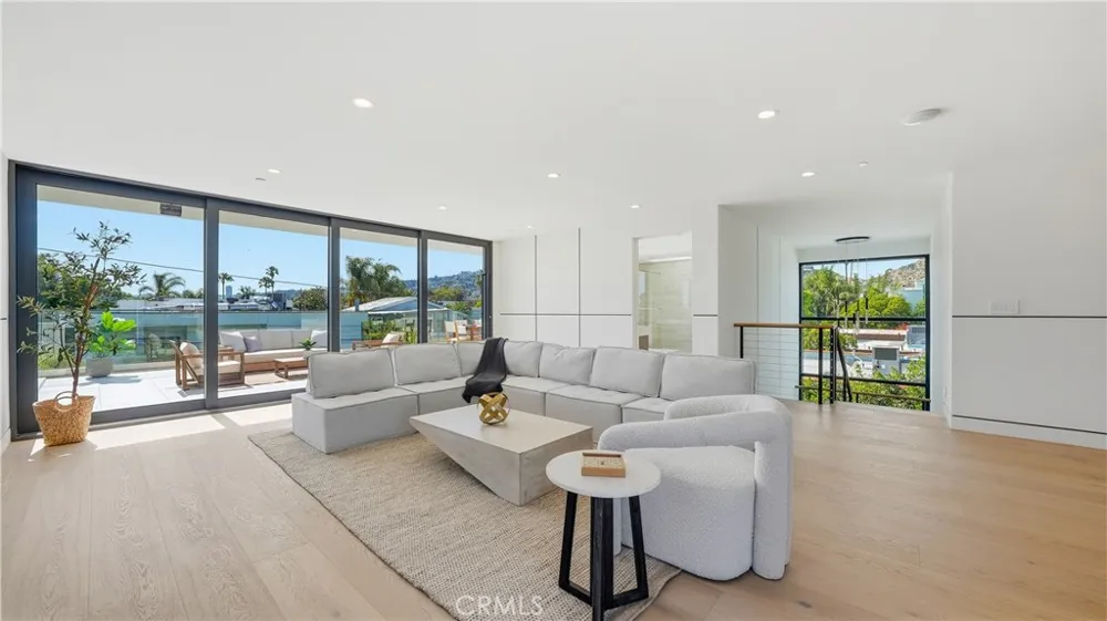 813 Genesee Avenue Los Angeles, CA 90046