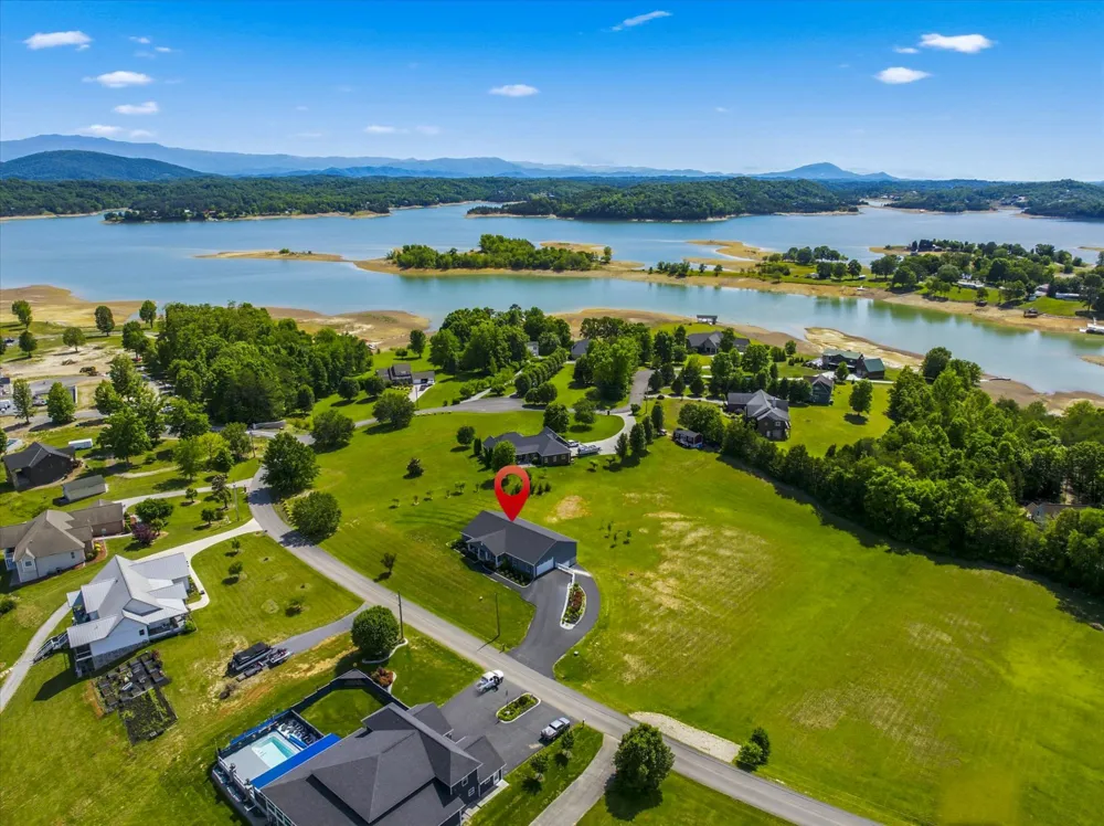 1971 Harbor Hills Dr Dandridge, TN 37725