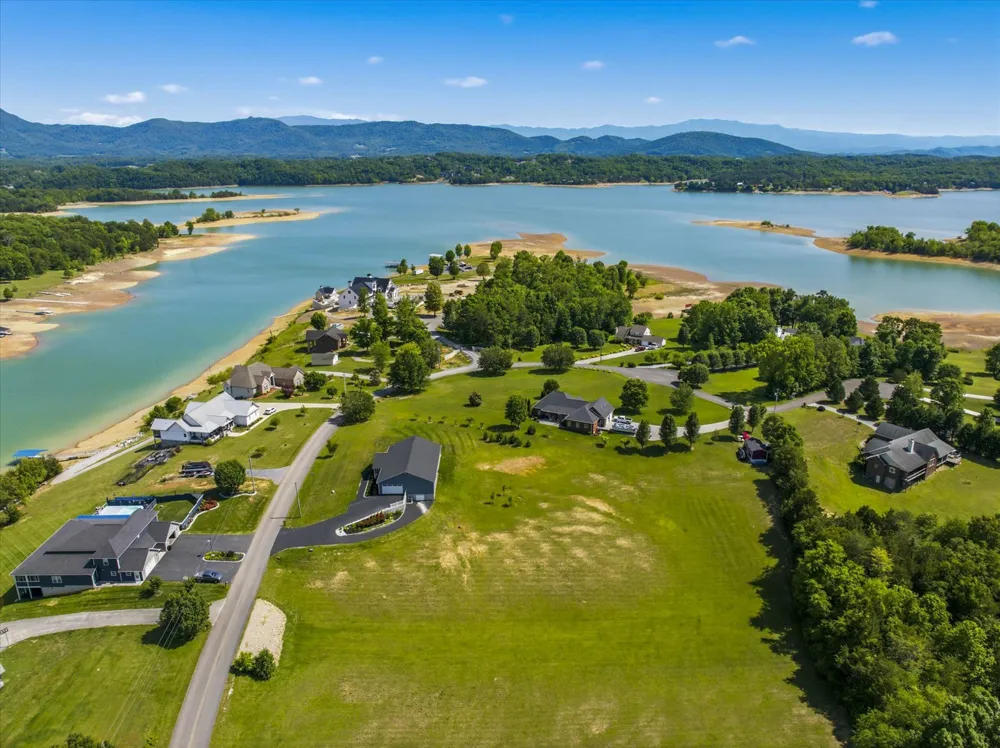 1971 Harbor Hills Dr Dandridge, TN 37725