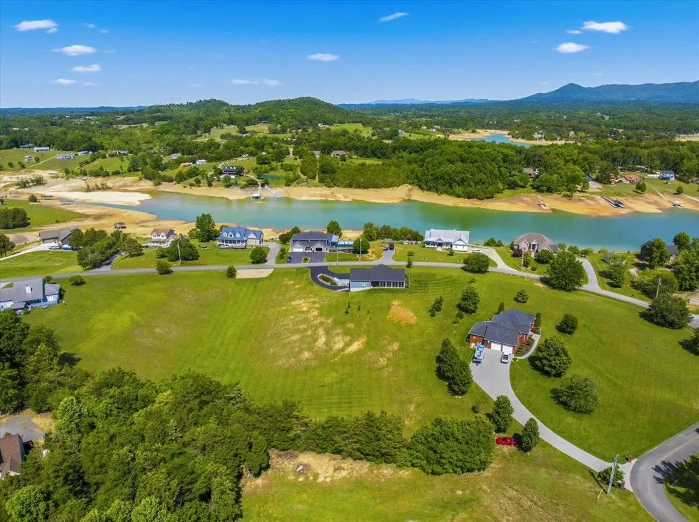1971 Harbor Hills Dr Dandridge, TN 37725