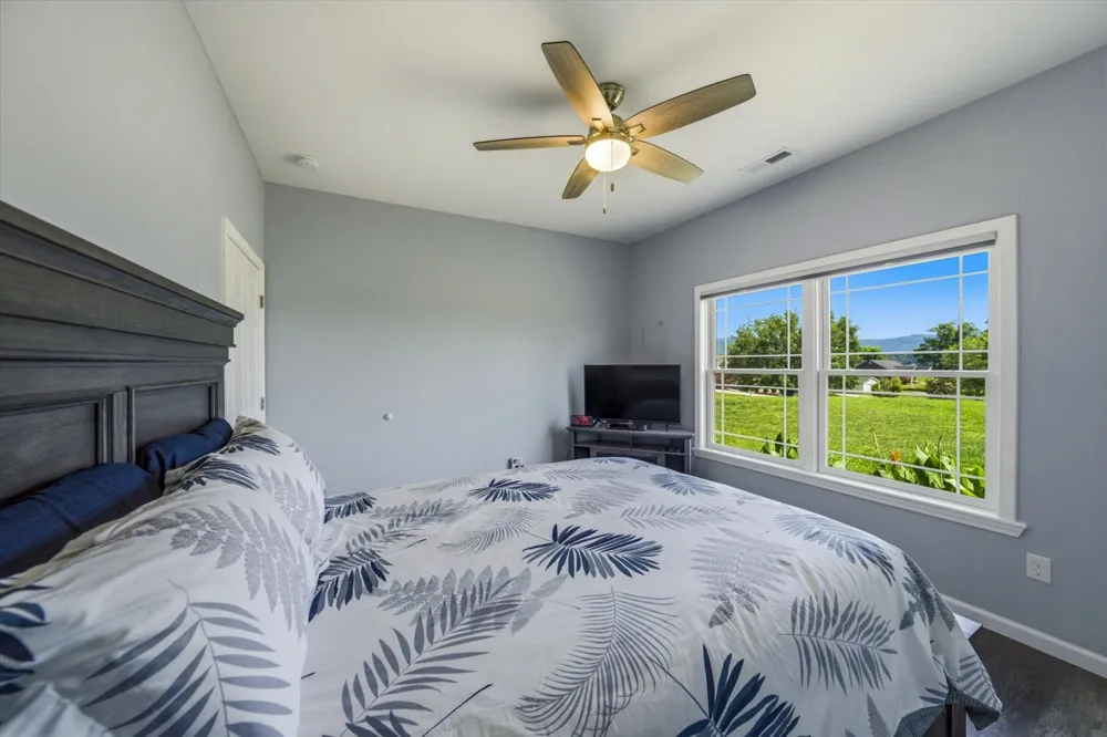 1971 Harbor Hills Dr Dandridge, TN 37725