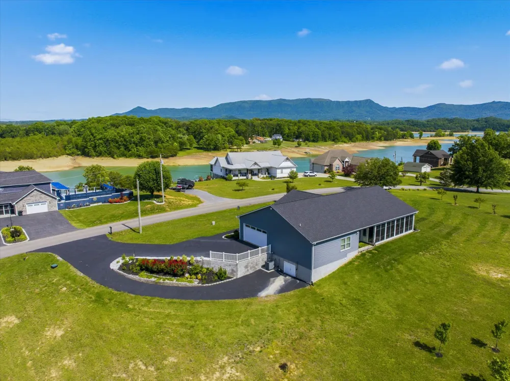 1971 Harbor Hills Dr Dandridge, TN 37725