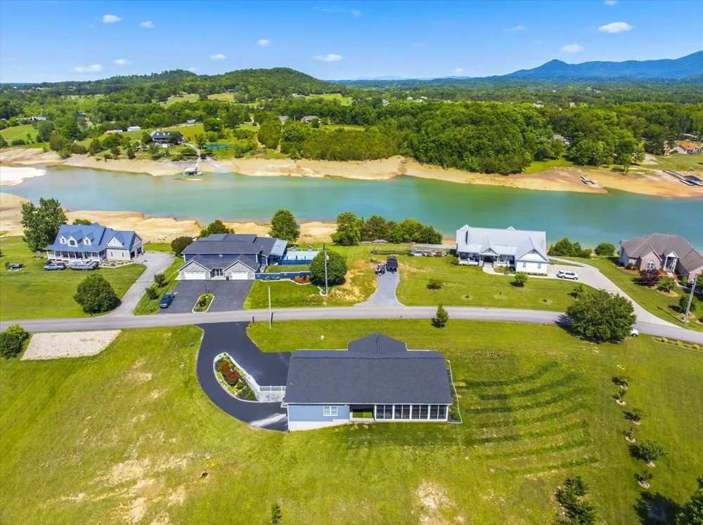 1971 Harbor Hills Dr Dandridge, TN 37725