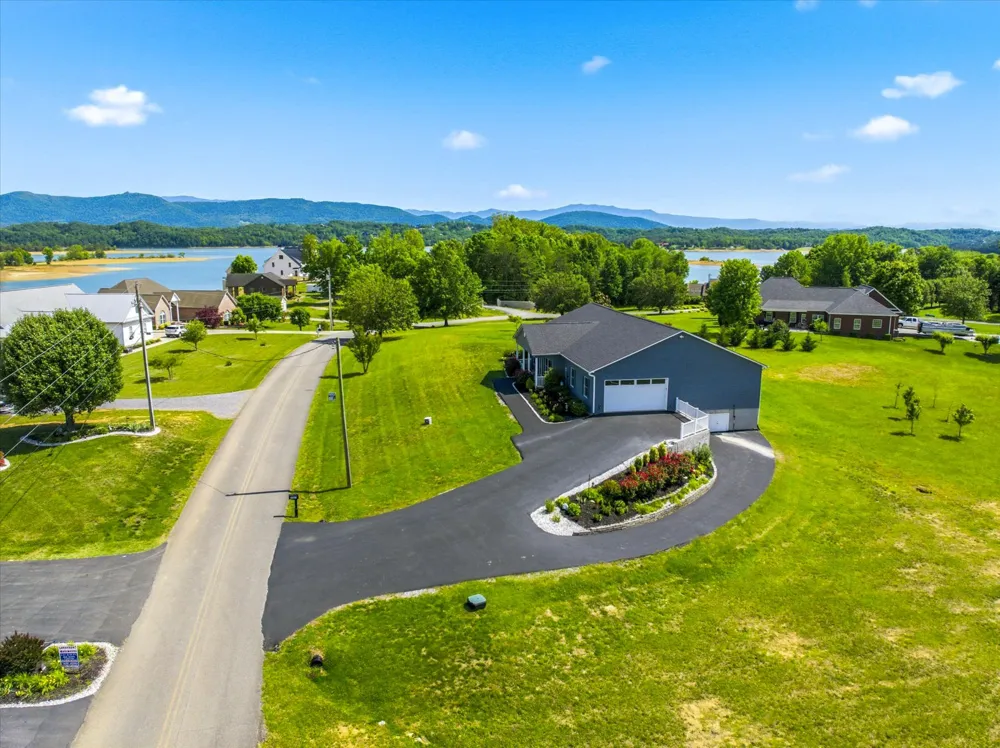 1971 Harbor Hills Dr Dandridge, TN 37725