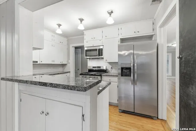 261 E OAKVIEW PL Alamo Heights, TX 78209