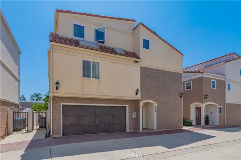 636 E 220th