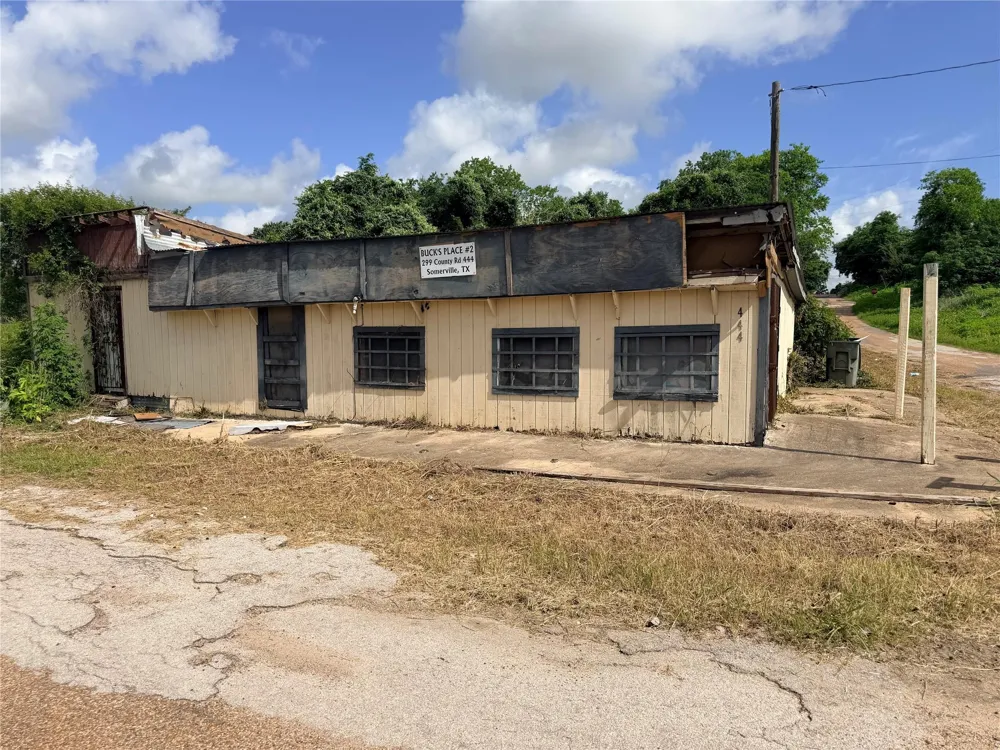 299 County Road 444 Snook, TX 77878