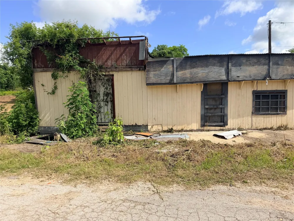 299 County Road 444 Snook, TX 77878