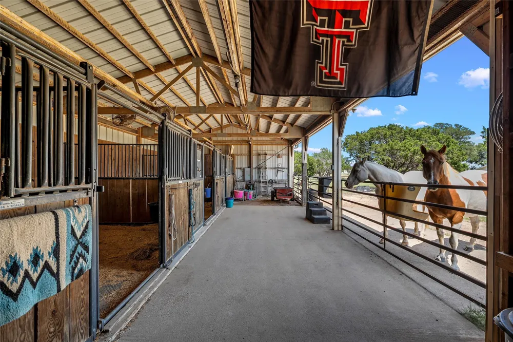 1010 Chapman Road Crawford, TX 76638