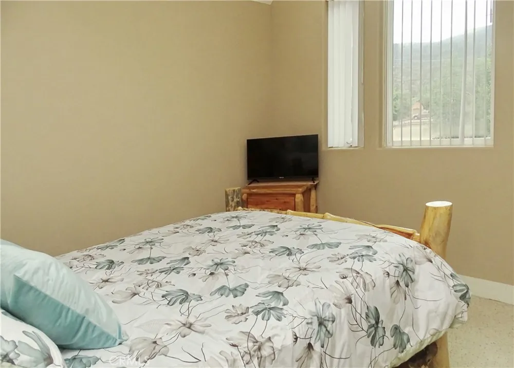 2097 Fox Big Bear City, CA 92314