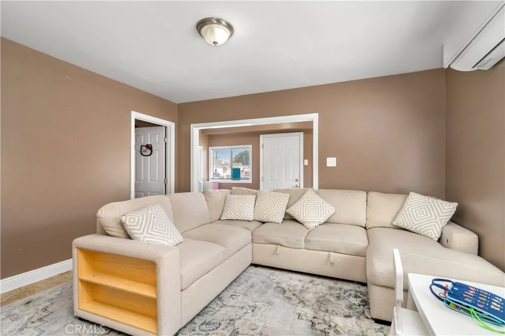 1206 E Cruces Wilmington, CA 90744