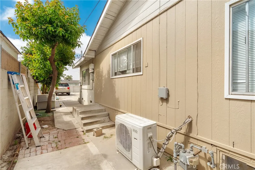 1206 E Cruces Wilmington, CA 90744
