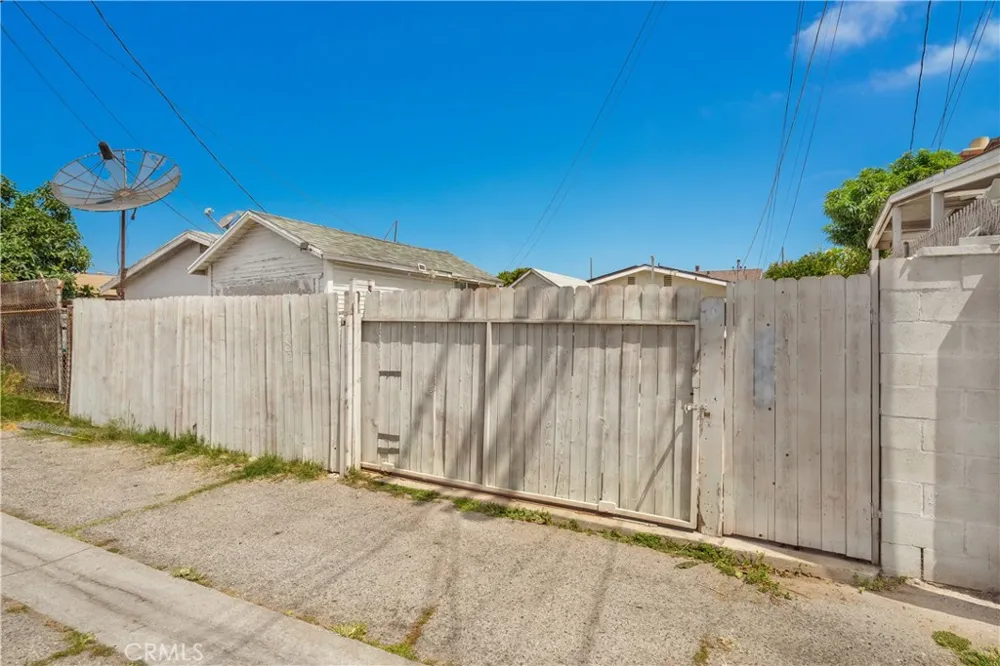 1206 E Cruces Wilmington, CA 90744
