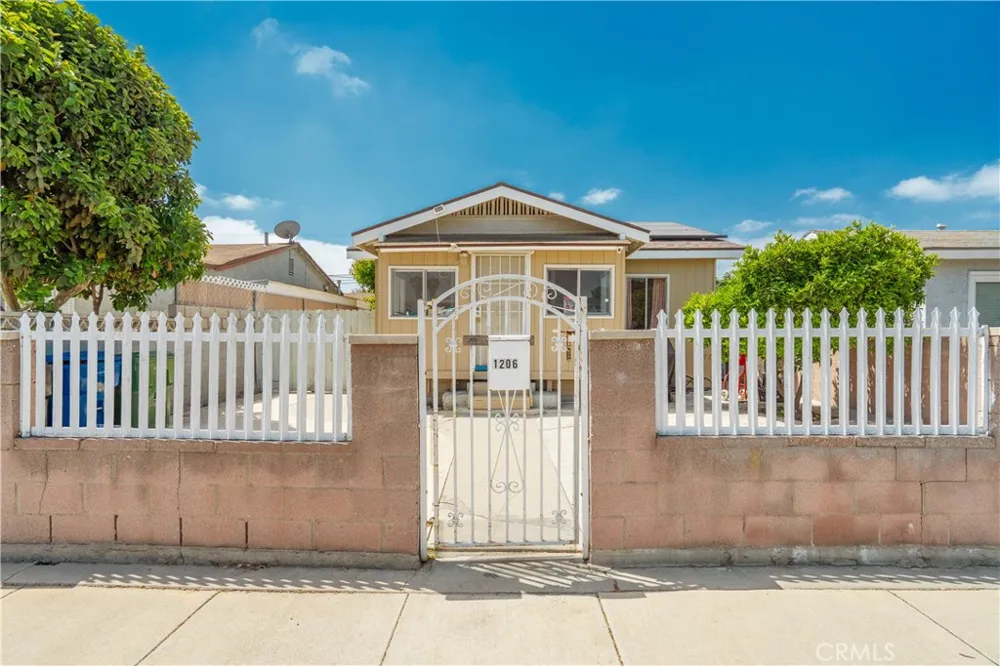 1206 E Cruces Wilmington, CA 90744