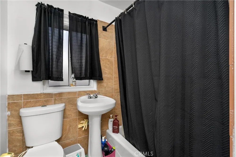 1206 E Cruces Wilmington, CA 90744