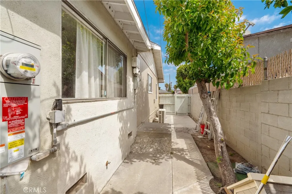 1206 E Cruces Wilmington, CA 90744