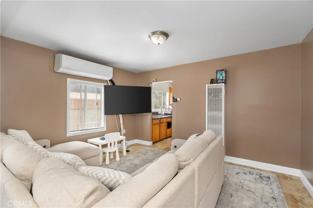 1206 E Cruces Wilmington, CA 90744