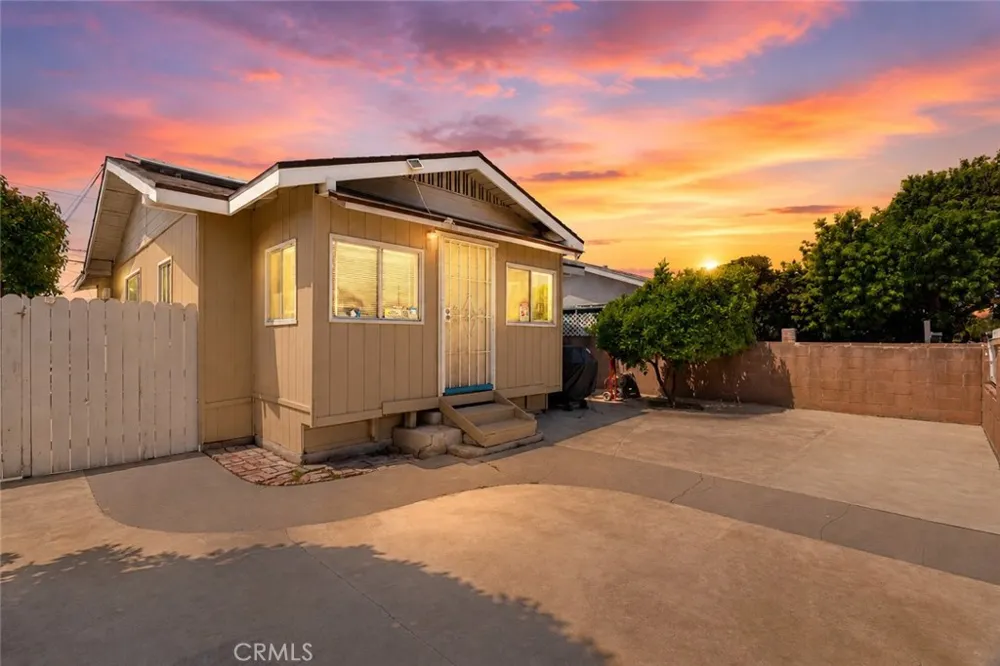 1206 E Cruces Wilmington, CA 90744