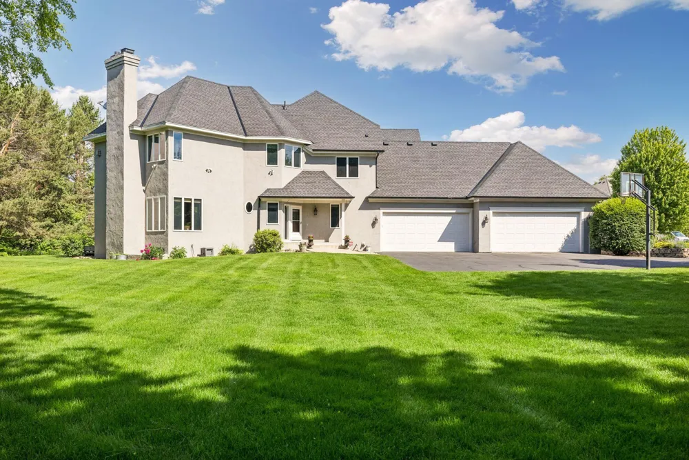 23 Scotch Pine Circle North Oaks, MN 55127