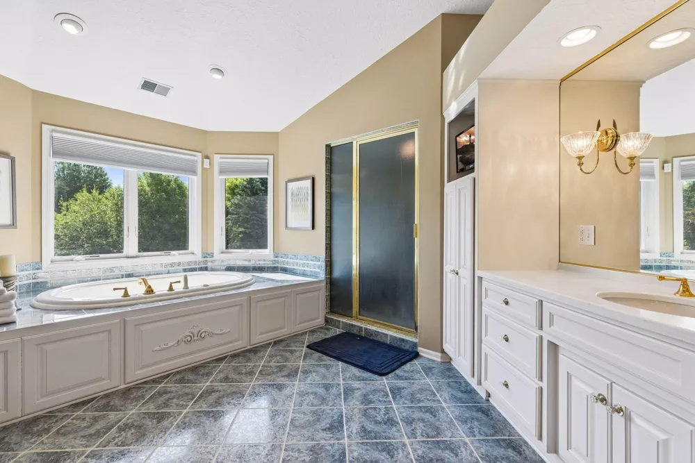 23 Scotch Pine Circle North Oaks, MN 55127