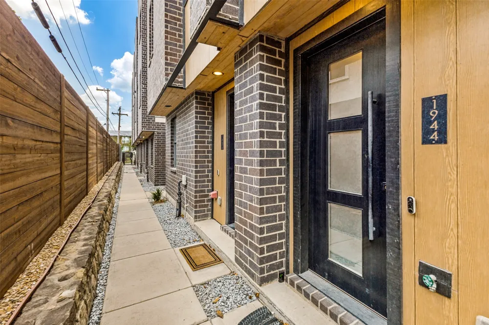 1944 Dowgate Court Dallas, TX 75204