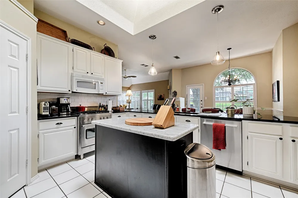 10013 White Lane Irving, TX 75063