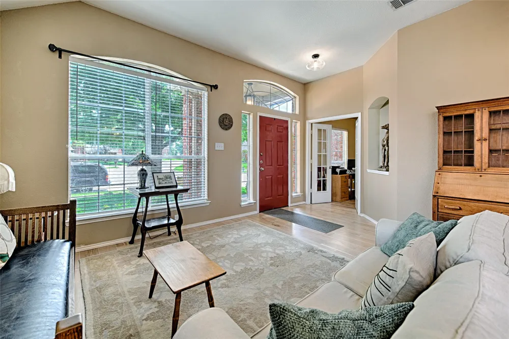 10013 White Lane Irving, TX 75063