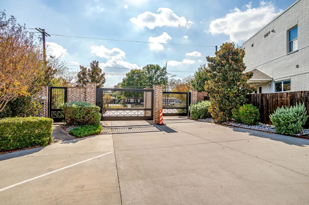 109 Crossroads Circle Westworth Village, TX 76114