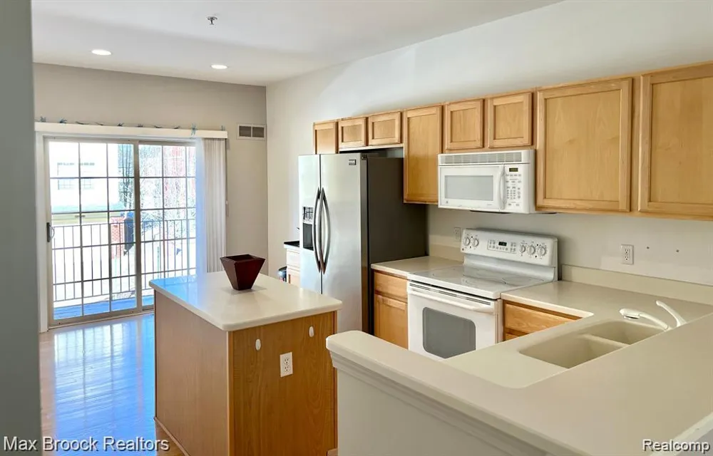 3111 Camden Drive Troy City, MI 48084