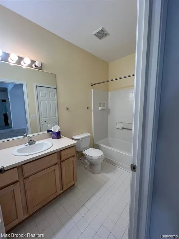 3111 Camden Drive Troy City, MI 48084