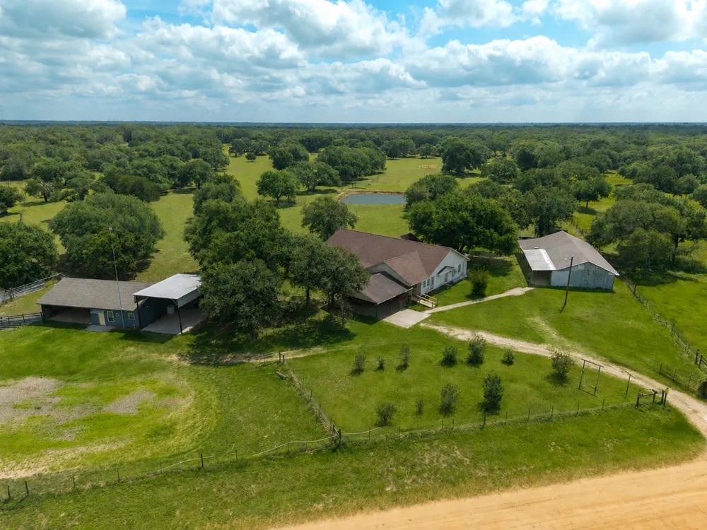 1009 Private Road 1024 Hallettsville, TX 77964