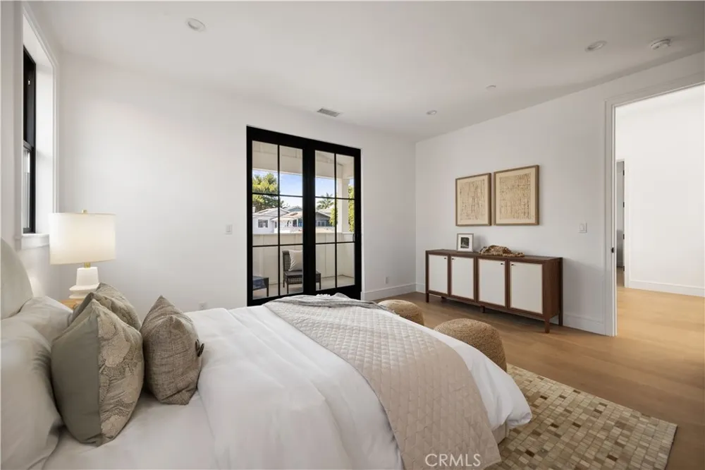 1013 10th Street Manhattan Beach, CA 90266