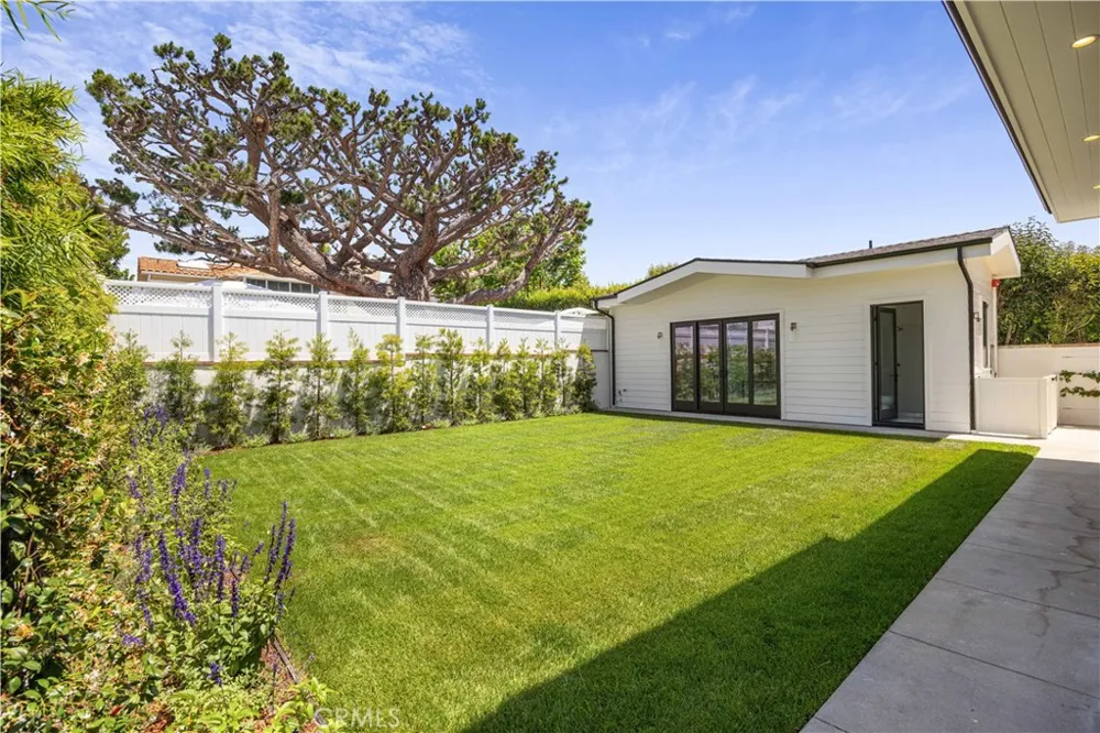 1013 10th Street Manhattan Beach, CA 90266