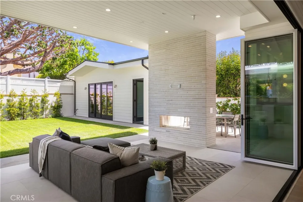 1013 10th Street Manhattan Beach, CA 90266