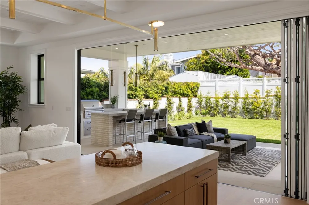 1013 10th Street Manhattan Beach, CA 90266