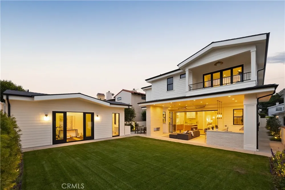 1013 10th Street Manhattan Beach, CA 90266