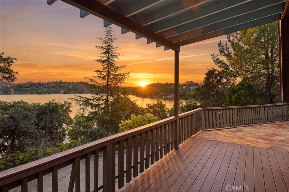 16945 Knollview Hidden Valley Lake, CA 95467